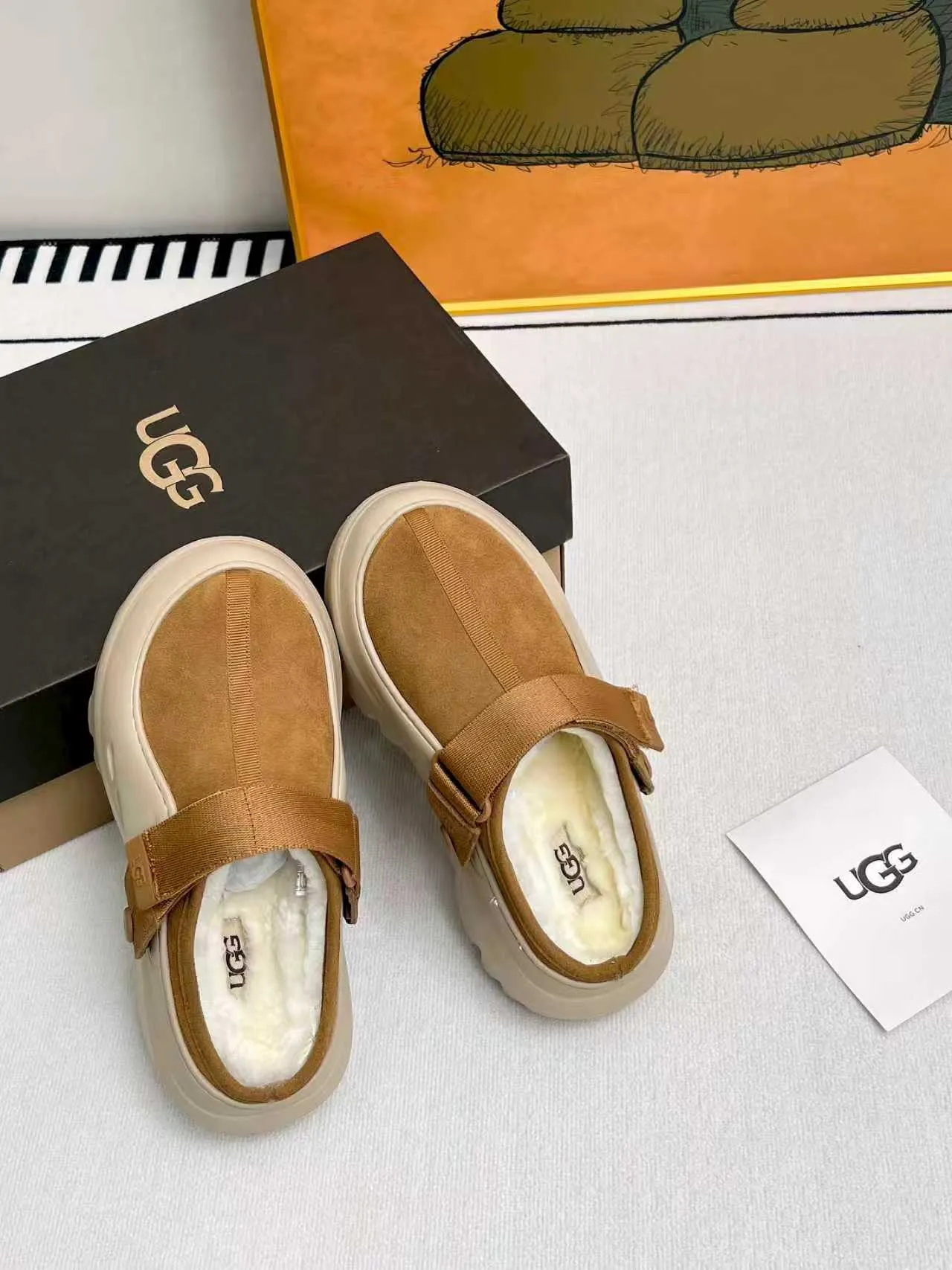 p500🐮🐮 (same style for men and women) UGG 2025 new small potato, half drag and one kick to unlock the relaxed feeling, lightweight and thin sole, always light and fashionable, casually stepping out of the new style, it feels very UGG, classic suede with soft wool lining insole, rubber foam outsole, hot stamped logo ✅Color: bright green, bright yellow, maroon, black ✅Number of codes: 35 to 45 (synchronized with the official website)